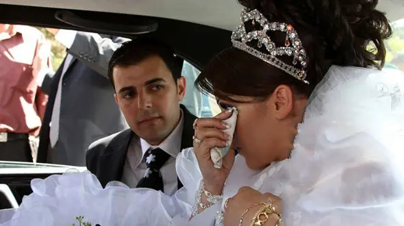 عروس زیبا اشک همه را درآورد ! / عروس و داماد عاشق هم بودند !+ عکس ها