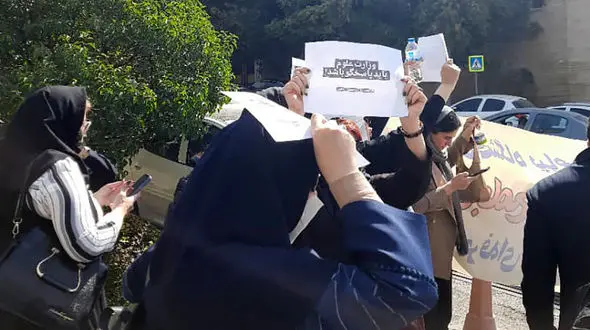 توقف صدور مدرک فارغ التحصیلی برای ۳۷۰۰ دانشجوی پیام‌نور به‌دلیل تفسیر اشتباه یک آیین‌نامه ! / وزیر علوم باید پاسخگوی این اشتباه باشد