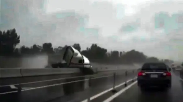 متلاشی شدن یک دستگاه تریلی پس از برخورد به حفاظ سیمانی کنار جاده + فیلم