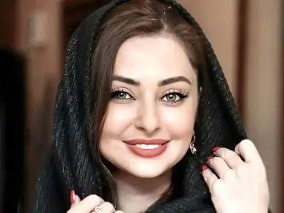 عکس ها / دکوراسیون پاییزی منزل نفیسه روشن با انفجار رنگ زرد در چیدمان خانه مجلل / ست کردن کت اسپرت گلدوزی‌شده با فضای داخلی به سبک لیمویی و مدیترانه‌ای! 