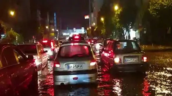 باران تهرانی ها را غافلگیر کرد / آب گرفتگی در خیابان های تهران +عکس و فیلم