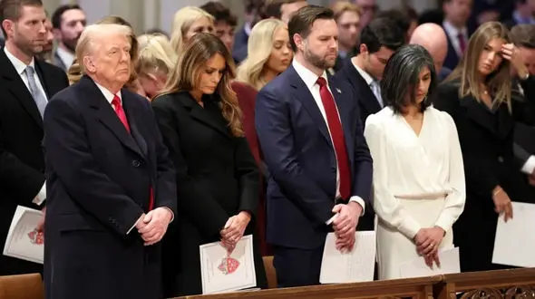 ویدئوی حیرت‌آور: ترامپ و خانواده‌اش محو اذان در کلیسا!