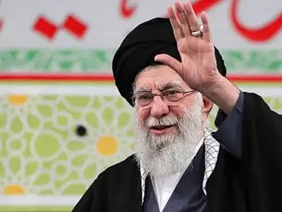 فیلم حضور خاص اینفلوئنسر ایتالیایی در مراسم تشییع رهبر شهید امت با لباس تیم ملی ایران