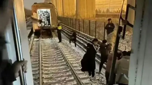 حادثه مترو در پکن/ ۱۰۲ نفر دچار شکستگی شدند