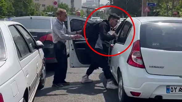 فیلم جنون پسرجوان بعد از تصادف / او به سمت راننده چاقو کشی کرد