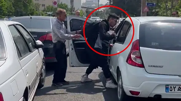 فیلم جنون پسرجوان بعد از تصادف / او به سمت راننده چاقو کشی کرد