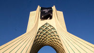 نصب پرچم عزای حسینی در برج آزادی