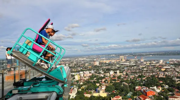 وسیله تفریحی هیجان انگیز بر فراز پشت بام آسمان خراش! +فیلم