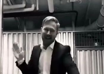 فیلم آواز شاد / چالش رقص خارجی ها با آهنگ ایرانی ! /  طوری میرقصند انگار ایرانی اند !