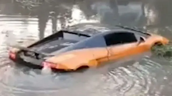 فیلمی هیجان انگیز از سقوط لامبورگینی به رودخانه / مرد تایلندی شوکه شد