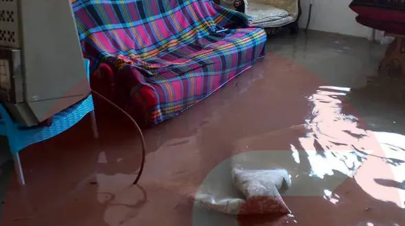 هوای سرد و اهوازی هایی که تمام زندگیشان در فاضلاب و آبهای سطحی فرو رفته است + فیلم