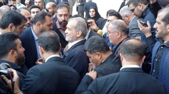 حضور پزشکیان در مراسم بزرگداشت چهلمین روز شهادت سیدحسن نصرالله و سردار نیلفروشان 