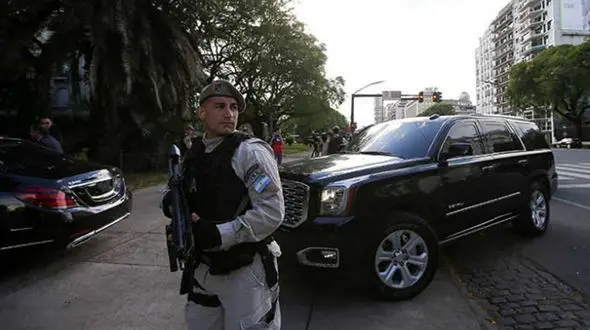 بن سلمان با ۴ خودروی زرهی و ۴۰۰ محافظ در بوینس آیرس! 