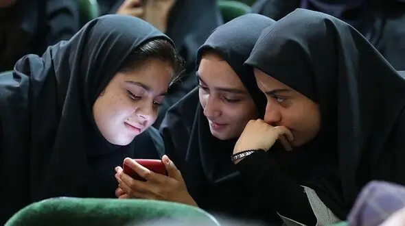نوجوانان به دنبال هویتی می گردند که هنوز تثبیت نشده/گروه های مرجع داخلی برای نسل جدید جذاب نیست