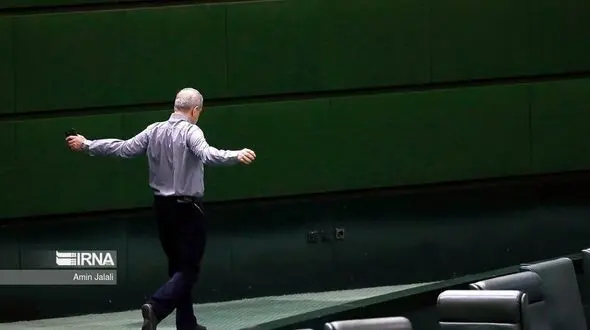 حرکات جالب پزشکیان در مجلس +عکس