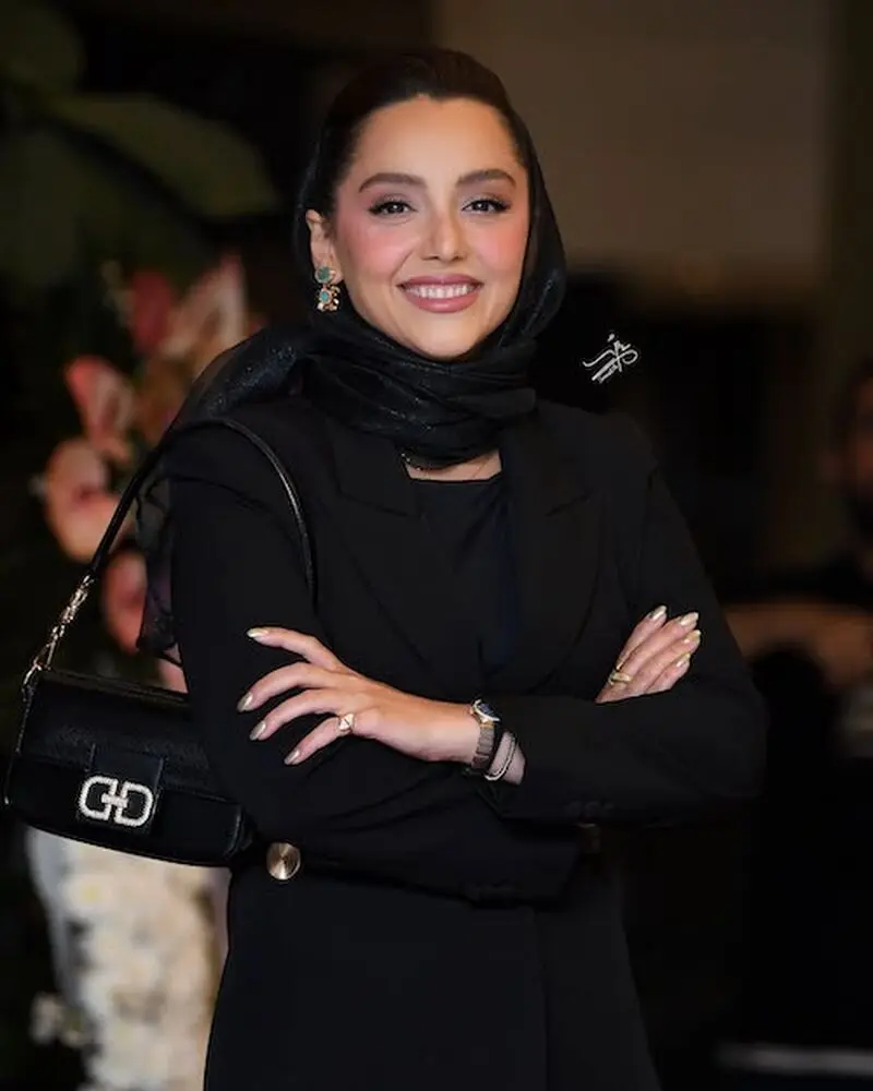 ساعت نازنین بیاتی