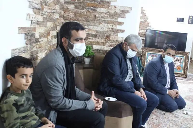 حضور سردار یزدی و حجت‌الاسلام ابوترابی فرد در منزل شهید امر به معروف شهید محمد محمدی 