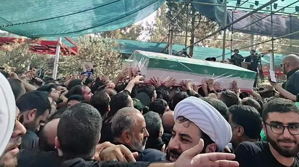 مراسم خاکسپاری سردار حاجی زاده و سرلشکر محمود باقری برگزار شد