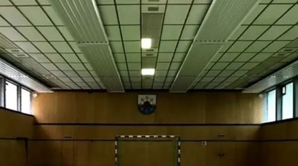 خلاقیت هنری در اوج؛ زمین فوتبال تبدیل به آبشار شد + عکس