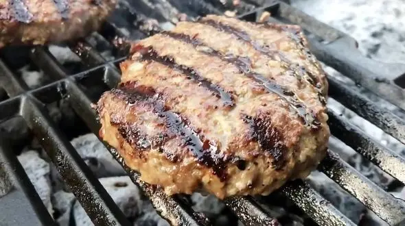 پخت عجیب‌ترین همبرگر تاریخ توسط آشپز ایرانی! 