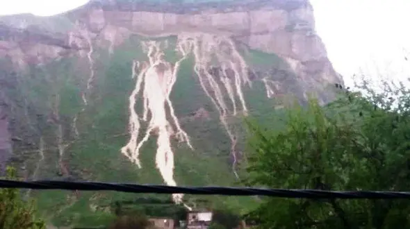 حرکت کوه در کلات خراسان / روستا تا آستانه بلعیده شدن رفت!