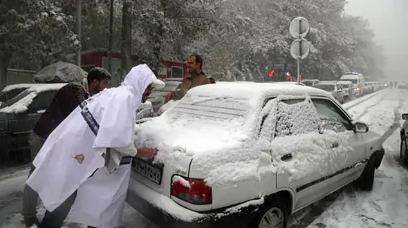 قفل شدن بارش بزرگراه‌های شهید آبشناسان و شهید ستاری در اثر برف