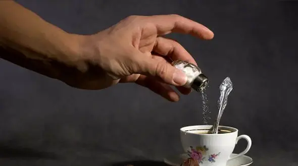 آیا می دانید نمک در چای درمان کننده است؟