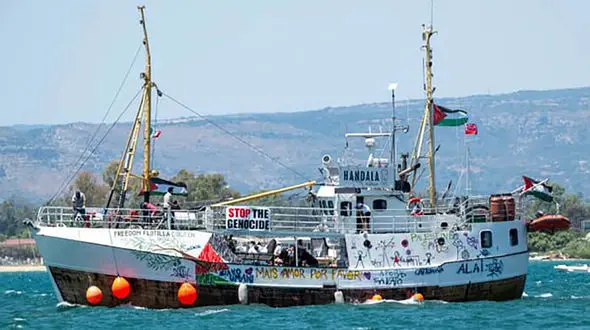 حمله وحشیانه نظامیان اسرائیلی به کشتی حنظله/ این کشتی حامل ۲۱ فعال بین‌المللی از ملیت‌های مختلف است