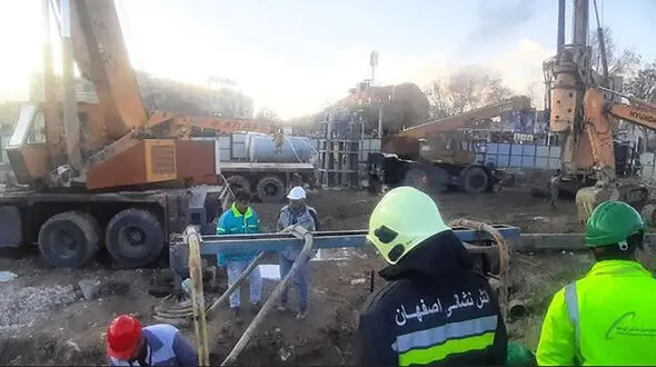 معجزه در عمق چاه 25 متری اصفهان / مرد جوان زنده بیرون آمد