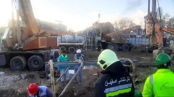 معجزه در عمق چاه 25 متری اصفهان / مرد جوان زنده بیرون آمد