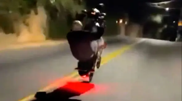 حادثه ناگهانی / زمین خوردن موتور فیلم‌بردار هنگام ثبت تبادل کلید + فیلم