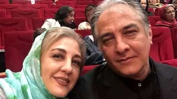 فیلم / نگاهی به چیدمان هندی خانه «ایرج نوذری» وزن زیبایش / از مجسمه هندی تا قاب های عکس با میلمان بالشی خوشرنگ هندی ...