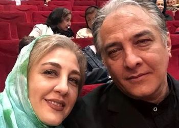 فیلم / نگاهی به چیدمان هندی خانه «ایرج نوذری» وزن زیبایش / از مجسمه هندی تا قاب های عکس با میلمان بالشی خوشرنگ هندی ...