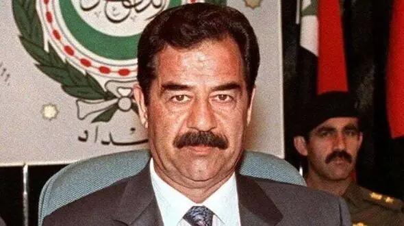 عکس سفر زمان /  استقبال رسمی «هویدا» از «صدام» در فرودگاه مهرآباد تهران؛ سال 54