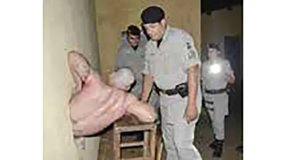 دردسر شکم بزرگ یک زندانی + عکس