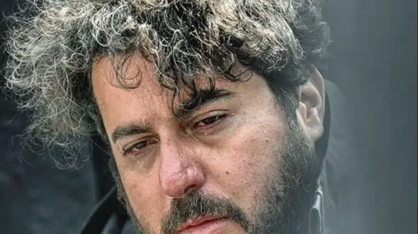 عکس/ نگاهی به میز عزای ساده مادر محسن کیایی، مجری بازیگر خوش خنده صداتو در خانه اش / قاب عکس، شمع مشکی، گل و کیک یزدی