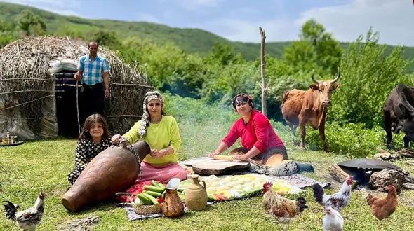 چشیدن طعم غذای محلی گیلان؛ روایت تهیه کره سنتی از شیر تازه + فیلم