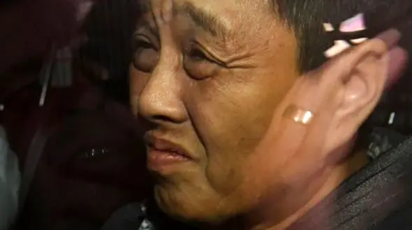 تصویر زنی که درون توت فرنگی ها سوزن می گذاشته است+ عکس

