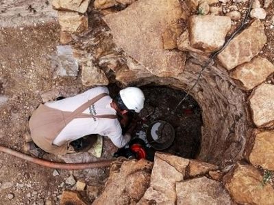 کشف کفش‌ های چوبی 2 هزار ساله در عمق یک چاه باستانی!