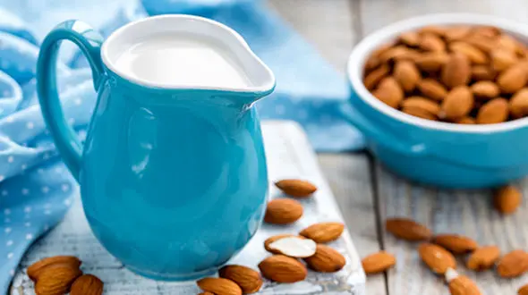  شیر بادام خانگی نوشیدنی خوشمزه و مقوی + دستور تهیه