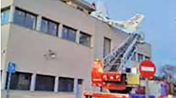 سقوط مرگبار هواپیما در پمپ بنزین +عکس