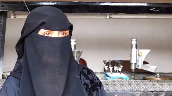 زن یمنی زیر باران آتش به سنگ‌های عقیق جان می‌بخشد + عکس