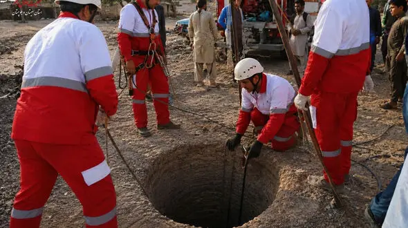مرگ تلخ یک کودک در چاه عمیق + عکس 2 کودک