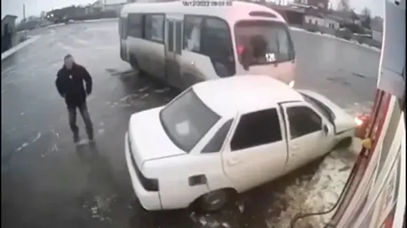 فیلم جالب از لحظه ترمز بریدن اتوبوس در خیابان خلوت / مرد جوان صحنه مچاله شده خودرویش را دید