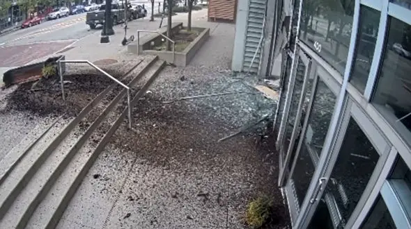 ببینید / لحظه وحشتناک ورود یک خودرو به ساختمان شیشه‌ای از زوایای مختلف! + فیلم