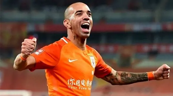 فوتبالیستی که به دلیل خاراندن سرش محروم شد + عکس