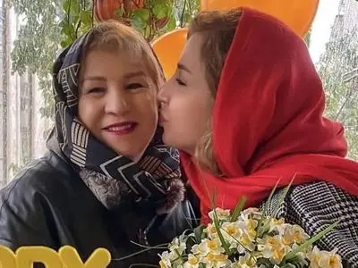 فیلم/ گریه های تلخ شبنم قلی خانی بر سر خاک مادرش دل میلیون ها انسان را به درد آورد/ دلم میخواد بغلت کنم اما با اینهمه خاک چه کنم؟ 