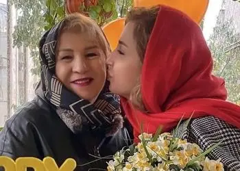 فیلم/ گریه های تلخ شبنم قلی خانی بر سر خاک مادرش دل میلیون ها انسان را به درد آورد/ دلم میخواد بغلت کنم اما با اینهمه خاک چه کنم؟ 