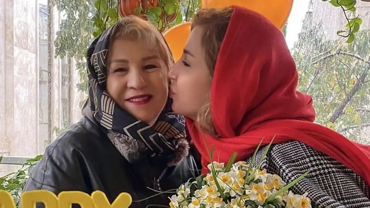 گریه های تلخ شبنم قلی خانی بر سر خاک مادرش دل میلیون ها انسان را به درد آورد/ دلم میخواد بغلت کنم اما با اینهمه خاک چه کنم؟