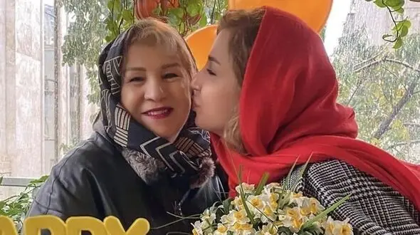 فیلم/ گریه های تلخ شبنم قلی خانی بر سر خاک مادرش دل میلیون ها انسان را به درد آورد/ دلم میخواد بغلت کنم اما با اینهمه خاک چه کنم؟ 